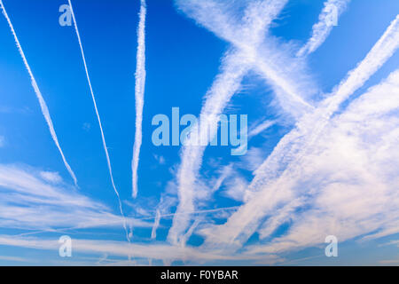 Kondensation Kondensstreifen (Kondensstreifen) von Jet Triebwerken in Flugzeugen, im blauen Himmel. Flugzeuge oder Flugzeug Umweltverschmutzung. Die globale Erwärmung. Stockfoto