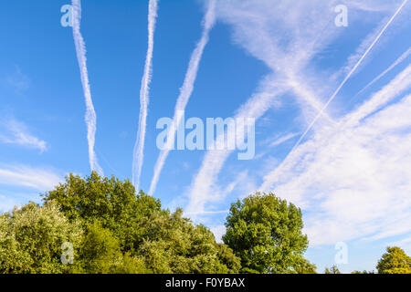 Kondensation Kondensstreifen (Kondensstreifen) von Jet Triebwerken in Flugzeugen, im blauen Himmel. Flugzeuge oder Flugzeug Umweltverschmutzung. Die globale Erwärmung. Stockfoto