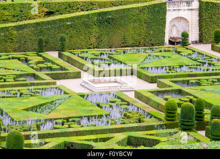 schöne grüne Buchsbaum Garten in Formen geschnitten Stockfoto
