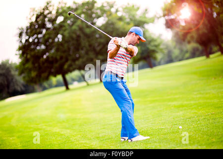 Golfer üben und Konzentration vor und nach dem Schuss an einem schönen sonnigen Tag Stockfoto