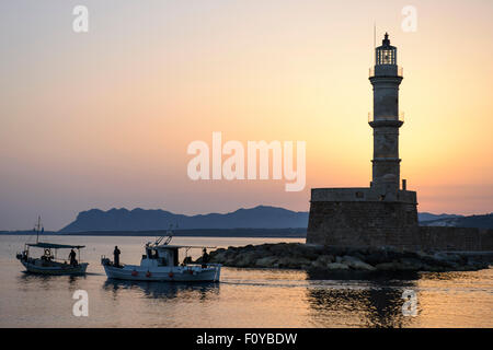 Der Leuchtturm am venezianischen Hafen von Chania bei Sonnenaufgang, Kreta, Griechenland Stockfoto