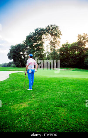 schöne Landschaft mit einem Golfer, Kurs, Sonnenuntergang Landschaft Stockfoto