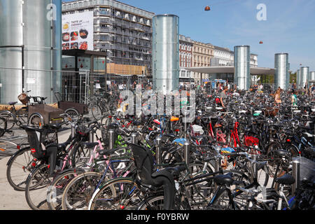 Hunderte von Fahrrädern geparkt an der Nørreport Station am Nørrevold in Kopenhagen, Dänemark. Stockfoto