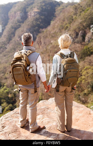 Senior Wanderer mit Rucksäcken, genießen die Aussicht vom Gipfel eines Berges Stockfoto