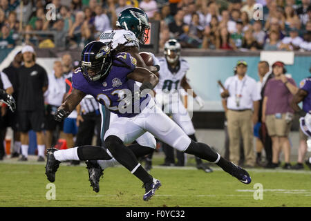 Philadelphia, Pennsylvania, USA, 22. August 2015. Baltimore Ravens kostenlosen Sicherheits Kendrick Lewis (23) vermisst den Schuss auf Philadelphia Eagles Wide Receiver Nelson Agholor (17) während die NFL Vorsaison Spiel zwischen den Baltimore Ravens und die Philadelphia Eagles am Lincoln Financial Field in Philadelphia, Pennsylvania. Die Philadelphia Eagles gewann 40-17. Bildnachweis: Cal Sport Media/Alamy Live-Nachrichten Stockfoto