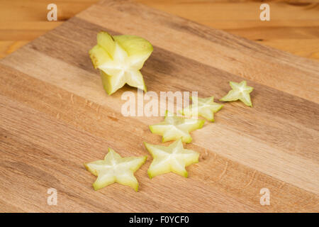 Karambole - Sternfrüchte auf eine Holzoberfläche Stockfoto