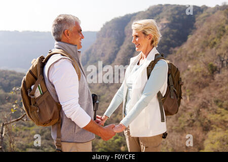 liebevolle mittleren Paar Hand in Hand in den Bergen im Alter von Stockfoto