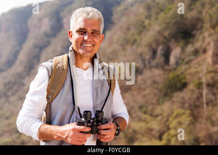 glücklich Mitte Alter Mann oben auf dem Berg mit dem Fernglas Stockfoto