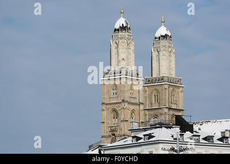 Die schneebedeckte Zwillingstürme des Grossmünster (Großmünster) Dom, Wahrzeichen von Zürich. Stockfoto