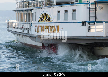 Die historischen Schaufelrad-Dampfer "Stadt Rapperswil" auf dem Zürichsee nähert sich den Pier der Stadt Zürich, Schweiz. Stockfoto