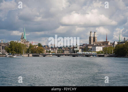 Panoramablick auf Zürich, gesehen vom Zürichsee, auf der Suche nach der Limmat. Stockfoto