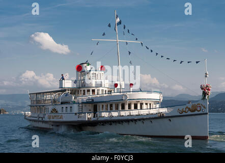 Die historischen Schaufelrad-Dampfer "Stadt Rapperswil" auf dem Zürichsee nähert sich den Pier der Stadt Zürich, Schweiz. Stockfoto