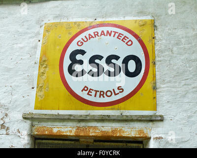 Vintage Esso-Schild an Außenwand UK Stockfoto