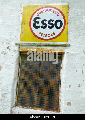 Vintage Esso-Schild an Außenwand UK Stockfoto