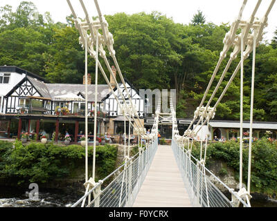 Kettenbrücke über den Fluss Dee mit Freiheitsbrücke Hotel in Berwyn Llangollen Denbighshire Wales UK Stockfoto