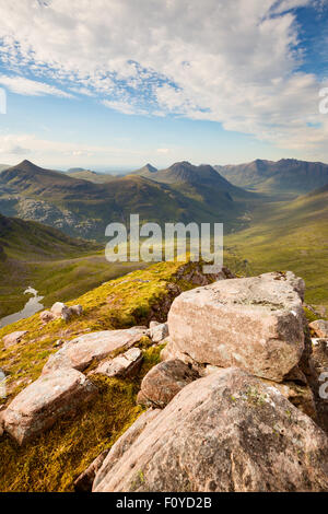 Auf der Suche nach unten Gleann Na Muice aus Beinn Tarsuinn. Beinn Dearg Mor und An Teallach in der Ferne zu sehen. Stockfoto