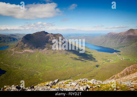 Beinn Dearg Mor mit Loch Na Sealga auf der rechten Seite vom Gipfel des Beinn ein ' Chlaidheimh Stockfoto