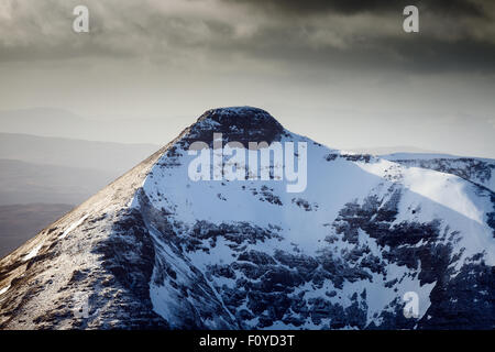 Beinn Damh zwischen Schneestürme an einem Winternachmittag von Maol-Chean Dearg, Torridon, Schottland Stockfoto