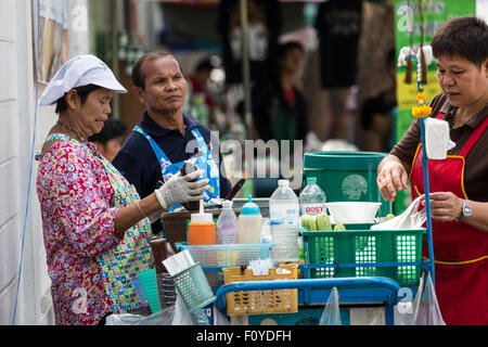 Straßenhändler verkaufen Essen auf der Straße, Bangkok, Thailand Stockfoto