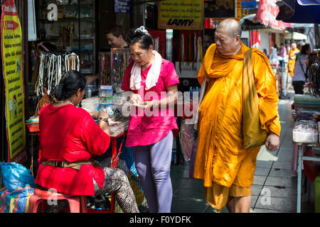 Buddhistischer Mönch Einkaufen bei Straßenmarkt in Bangkok, Thailand Stockfoto