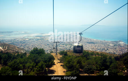 Landschaft der Stadt Trapani aus der Seilbahn von Erice. Seilbahnen Aufstieg zum Dorf Erice. Stockfoto