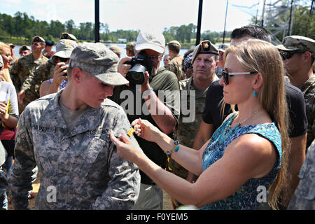 US Army 1st Lt. Shaye Haver, hat die Elite Registerkarte "Ranger" fixiert auf ihre Uniform nach die erste Frau, von der Army Ranger School 21. August 2015 in Fort Benning, Georgia graduieren. Haver und Kameraden 1st Lt. Kristen Griest wurden die ersten Frauen aus dem 61 Tage lang-Ranger-Kurs zählt zu den intensivsten und anspruchsvollen im Militär zu absolvieren. Stockfoto