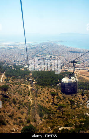 Landschaft der Stadt Trapani aus der Seilbahn von Erice. Seilbahnen Aufstieg zum Dorf Erice. Stockfoto