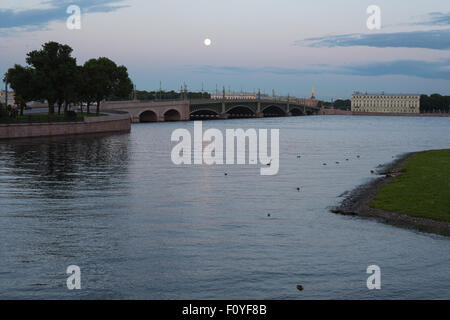 Weiße Nächte in St. Petersburg. Die Trinity Bridge (Troitskiy die Meisten) über den Fluss Newa im Juli Stockfoto