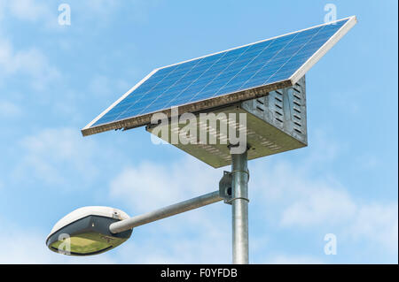 Straßenlaterne powered by ein Solar-Panel mit einer Batterie Stockfoto