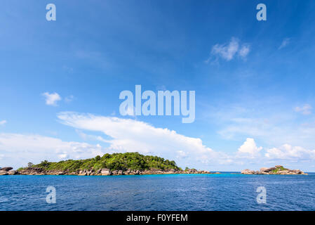 Ko Ha ist eine kleine Insel, umgeben vom Blau des Meeres unter Sommerhimmel im Mu Ko Similan National Park, Provinz Phang Nga, Stockfoto