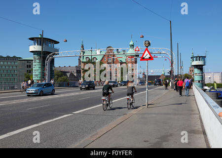 Radfahrer auf die Knippelsbro Brücke über den inneren Hafen Kanal in Kopenhagen Christianshavn auf Amager ins Stadtzentrum verbinden. Stockfoto