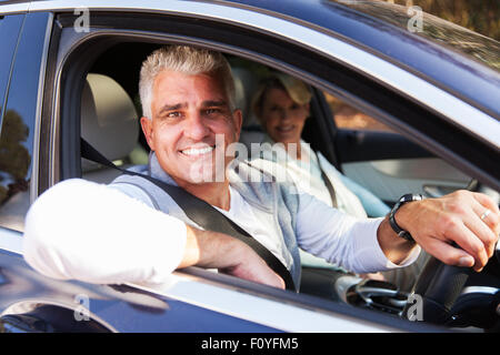 schöne mittleren gealterten paar Autofahren Stockfoto