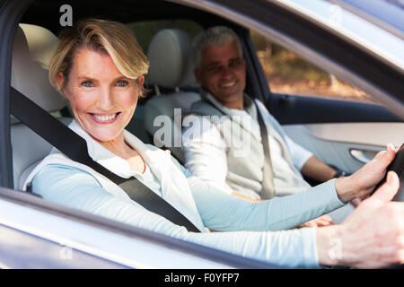 gerne älteres Paar im Auto reisen Stockfoto