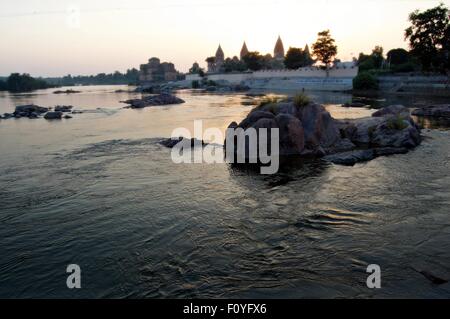 Chhatris säumen den Fluss Betwa in Orchha Dorf, Madhya Pradesh, Nordindien im Herbst Abendlicht Stockfoto