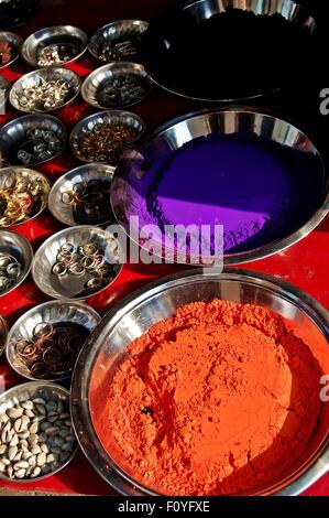 Indische Straße stall verkauft Schmuckstücke Puder und Pigmente außerhalb des Ram Raja Tempels in Orchha, Madhya Pradesh Stockfoto