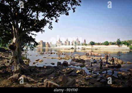 Dorfbewohner sammeln an einem Fluss, Fluss Betwa in Orchha Dorf, Madhya Pradesh, Nordindien Stockfoto