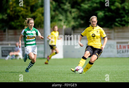 Sherborne, England. 23. August 2015. Maddy Cusack des AVLFC (rechts) in Aktion während der 2: 2 Damen Super League Spiel zwischen Yeovil Town Damen FC V Aston Villa Damen FC The Jones Stadium. Bildnachweis: David Partridge / Alamy Live News Stockfoto