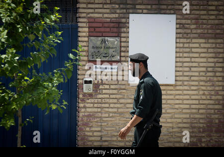 Teheran, Iran. 23. August 2015. Ein iranische Soldaten geht vorbei an der britischen Botschaft in Teheran, Iran, am 23. August 2015. Die britische Botschaft in Iran hat am Sonntag nach vier Jahren der Schließung wieder eröffnet, wie iranische Demonstranten die Botschaft während einer Demonstration über Großbritanniens mit Kernkraft verbundenen Sanktionen gegen das Land im Jahr 2011 stürmten. © Ahmad Halabisaz/Xinhua/Alamy Live-Nachrichten Stockfoto