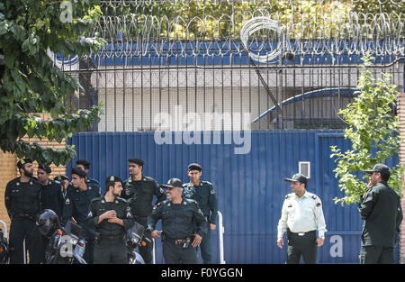 Teheran, Iran. 23. August 2015. Iranische Soldaten sind vor der britischen Botschaft in Teheran, Iran, am 23. August 2015 gesehen. Die britische Botschaft in Iran hat am Sonntag nach vier Jahren der Schließung wieder eröffnet, wie iranische Demonstranten die Botschaft während einer Demonstration über Großbritanniens mit Kernkraft verbundenen Sanktionen gegen das Land im Jahr 2011 stürmten. © Ahmad Halabisaz/Xinhua/Alamy Live-Nachrichten Stockfoto