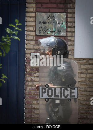 Teheran, Iran. 23. August 2015. Ein iranischer Soldat steht Wache vor der britischen Botschaft in Teheran, Iran, am 23. August 2015. Die britische Botschaft in Iran hat am Sonntag nach vier Jahren der Schließung wieder eröffnet, wie iranische Demonstranten die Botschaft während einer Demonstration über Großbritanniens mit Kernkraft verbundenen Sanktionen gegen das Land im Jahr 2011 stürmten. © Ahmad Halabisaz/Xinhua/Alamy Live-Nachrichten Stockfoto