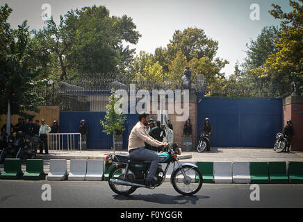 Teheran, Iran. 23. August 2015. Ein Mann reitet sein Motorrad vor der britischen Botschaft in Teheran, Iran, am 23. August 2015. Die britische Botschaft in Iran hat am Sonntag nach vier Jahren der Schließung wieder eröffnet, wie iranische Demonstranten die Botschaft während einer Demonstration über Großbritanniens mit Kernkraft verbundenen Sanktionen gegen das Land im Jahr 2011 stürmten. © Ahmad Halabisaz/Xinhua/Alamy Live-Nachrichten Stockfoto