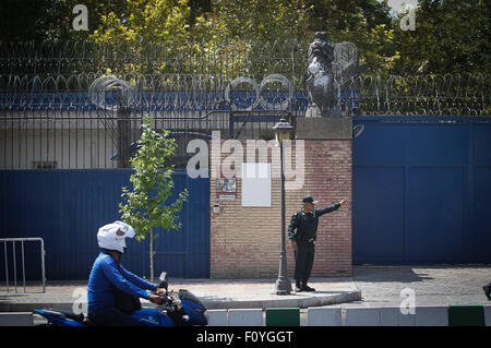 Teheran, Iran. 23. August 2015. Ein iranischer Soldat steht Wache vor der britischen Botschaft in Teheran, Iran, am 23. August 2015. Die britische Botschaft in Iran hat am Sonntag nach vier Jahren der Schließung wieder eröffnet, wie iranische Demonstranten die Botschaft während einer Demonstration über Großbritanniens mit Kernkraft verbundenen Sanktionen gegen das Land im Jahr 2011 stürmten. © Ahmad Halabisaz/Xinhua/Alamy Live-Nachrichten Stockfoto