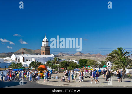 Markt LANZAROTE TEGUISE ALTSTADT Touristen beliebte Sonntag Markttag in der Altstadt von Teguise Lanzarote Kanarische Inseln Spanien Stockfoto