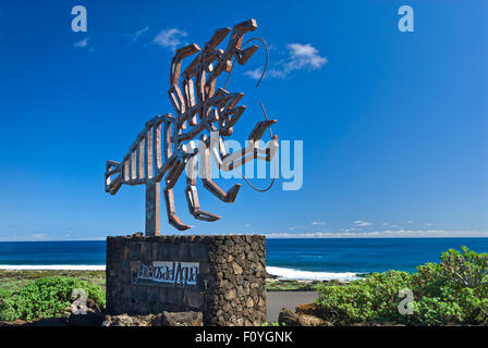 JAMEOS DEL AGUA Skulptur einer Krabbe von Cezar Manrique am Eingang zu den Jameos del Agua auf Lanzarote Kanarische Inseln Spanien konzipiert Stockfoto