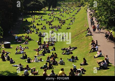 Edinburgh, Schottland. 23. August 2015. Menschenmassen strömen in Edinburgh für das Festival und genießen Sie die Sonne Credit: Tony Clerkson/Alamy Live News Stockfoto