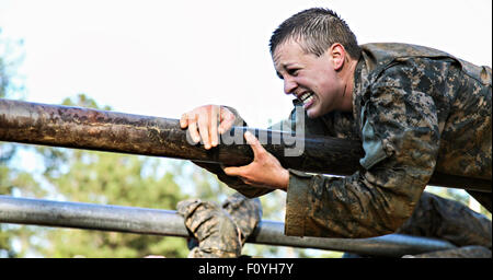 US Army 1st Lt. Shaye Haver Kämpfe während der Darby Mile laufen und Hindernis-Parcours an Ranger Lagebeurteilung 21. April 2015 in Fort Benning, Georgia. Haver zusammen mit Kameraden wurde Kapitän Kristen Griest die ersten Frauen aus der Elite-Ranger-Schule am 21. August 2015 zu absolvieren. Stockfoto