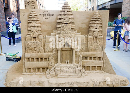 Einsam Planeten Verwendung Sand Burg mit Kambodschas Tempel von Angkor Wat zur Förderung der ihr neuen Buches genannt "Ultimativen Travelist". Stockfoto