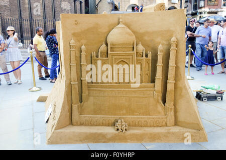 Einsam-Planet Verwendung Sand Burg mit Indiens Taj Mahal Förderung ihr neue Buch genannt "Ultimativen Travelist". Stockfoto