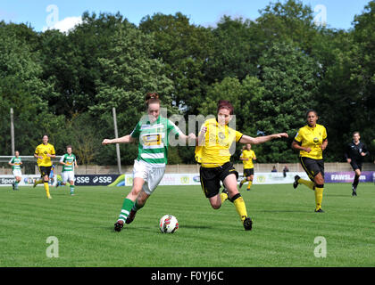 Sherborne, England. 23. August 2015. Lauren Haynes (Mitte) AVLFC Herausforderungen für den Ball während der 2: 2 Unentschieden in der Damen-Super-League-Spiel zwischen Yeovil Town Damen FC V Aston Villa Damen FC The Jones Stadium. Bildnachweis: David Partridge / Alamy Live News Stockfoto