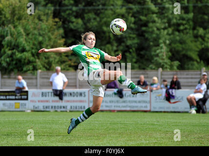 Sherborne, England. 23. August 2015. Sarah Wiltshire erstreckt sich über den Ball für Yeovil Damen in der Damen-Super-League-Spiel zwischen Yeovil Town Damen FC V Aston Villa Damen FC The Jones Stadium. Bildnachweis: David Partridge / Alamy Live News Stockfoto